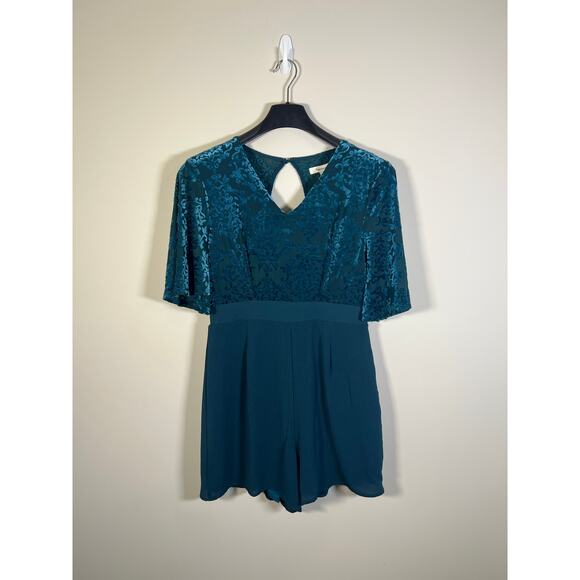 NEW! Francesca's teal flutter sleeve velvet lined romper womens size L - Picture 2 of 9